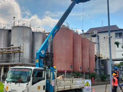 sewa sky lift truck pju terpercaya Jakarta Bekasi